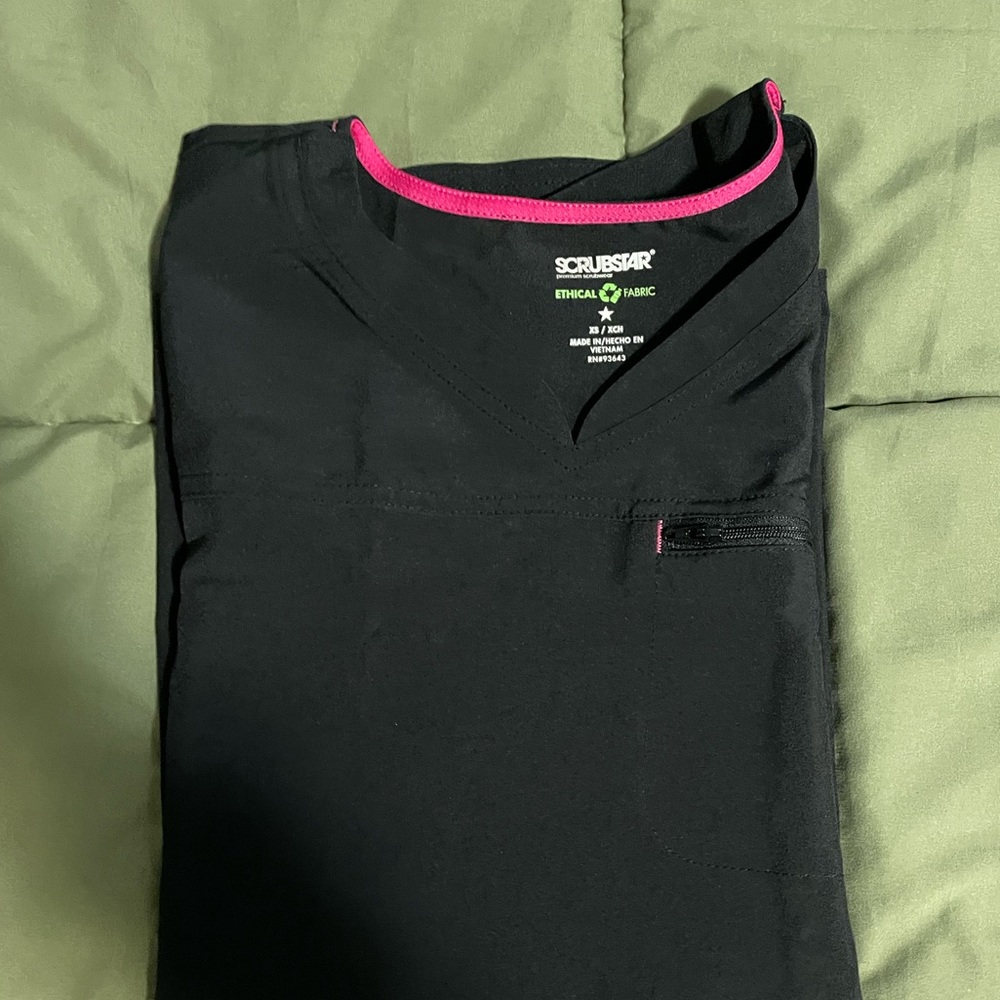 Scrubstar scrub top it has a zipper pocket and two pockets on sides size x’s